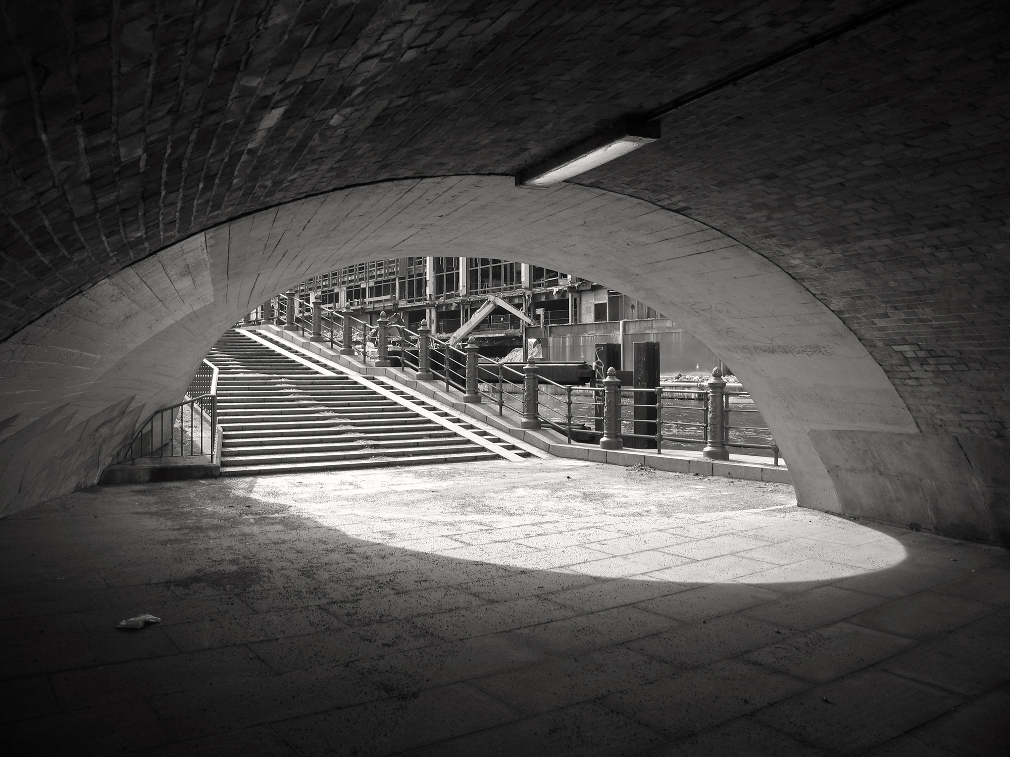 Christoph Radke, Berlin, Unter der Liebknechtbrücke mit Blick auf den im Abriss befindlichen Palast der Republik, 2006